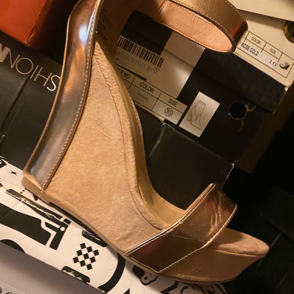 Rose Gold Wedge - Picture 1 of 2